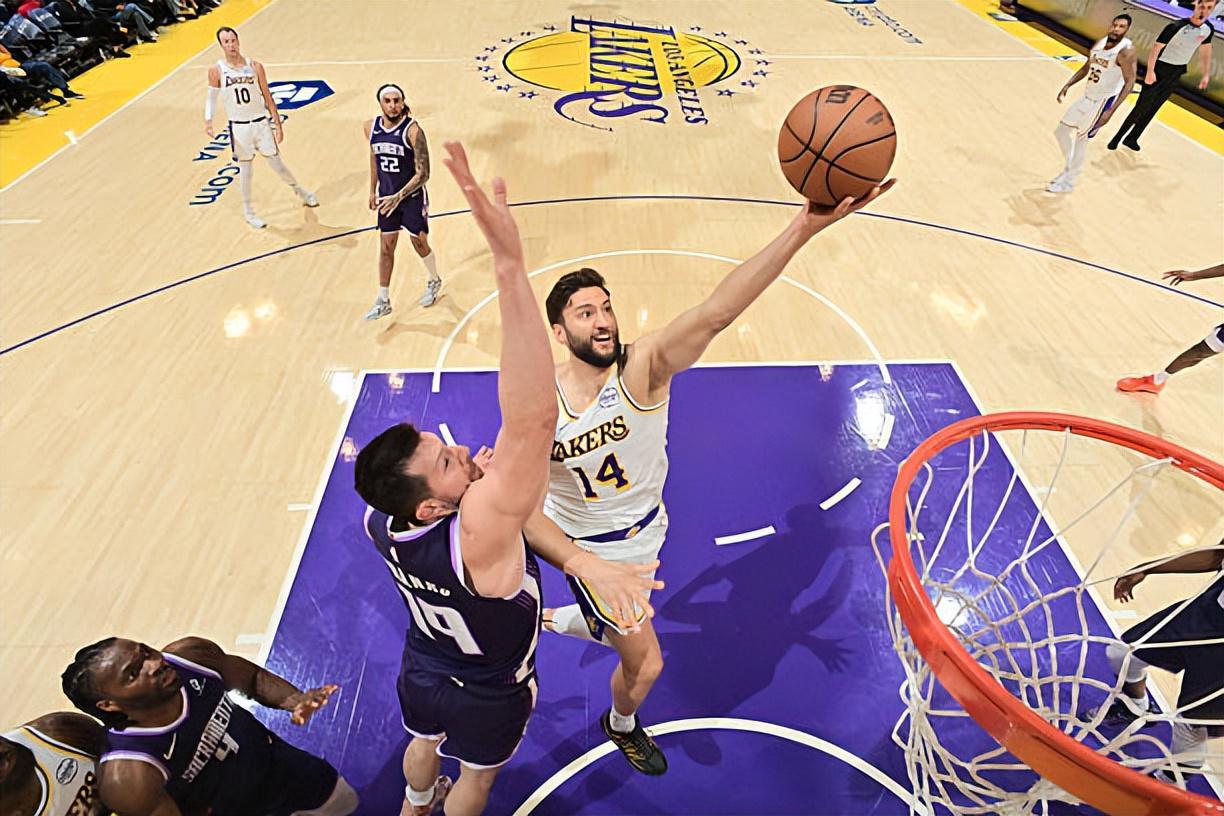 世界杯高清观看-竟然还完成了一记爆扣，湖人替补内线也许偶尔能扮演奇兵的角色？